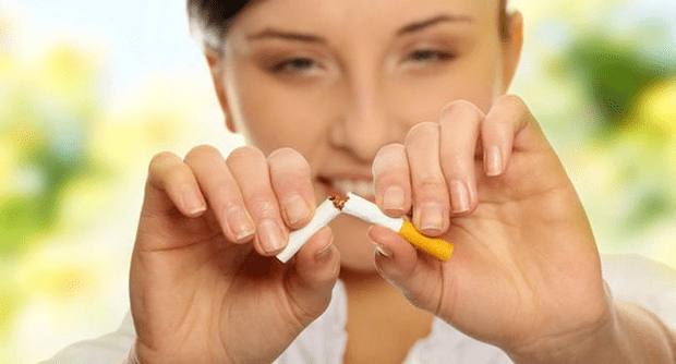 dekle zlomi cigareto in se znebi odvisnosti