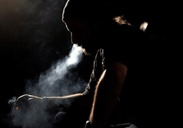 moški pokadi cigareto